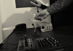 Hand_playing cartridge